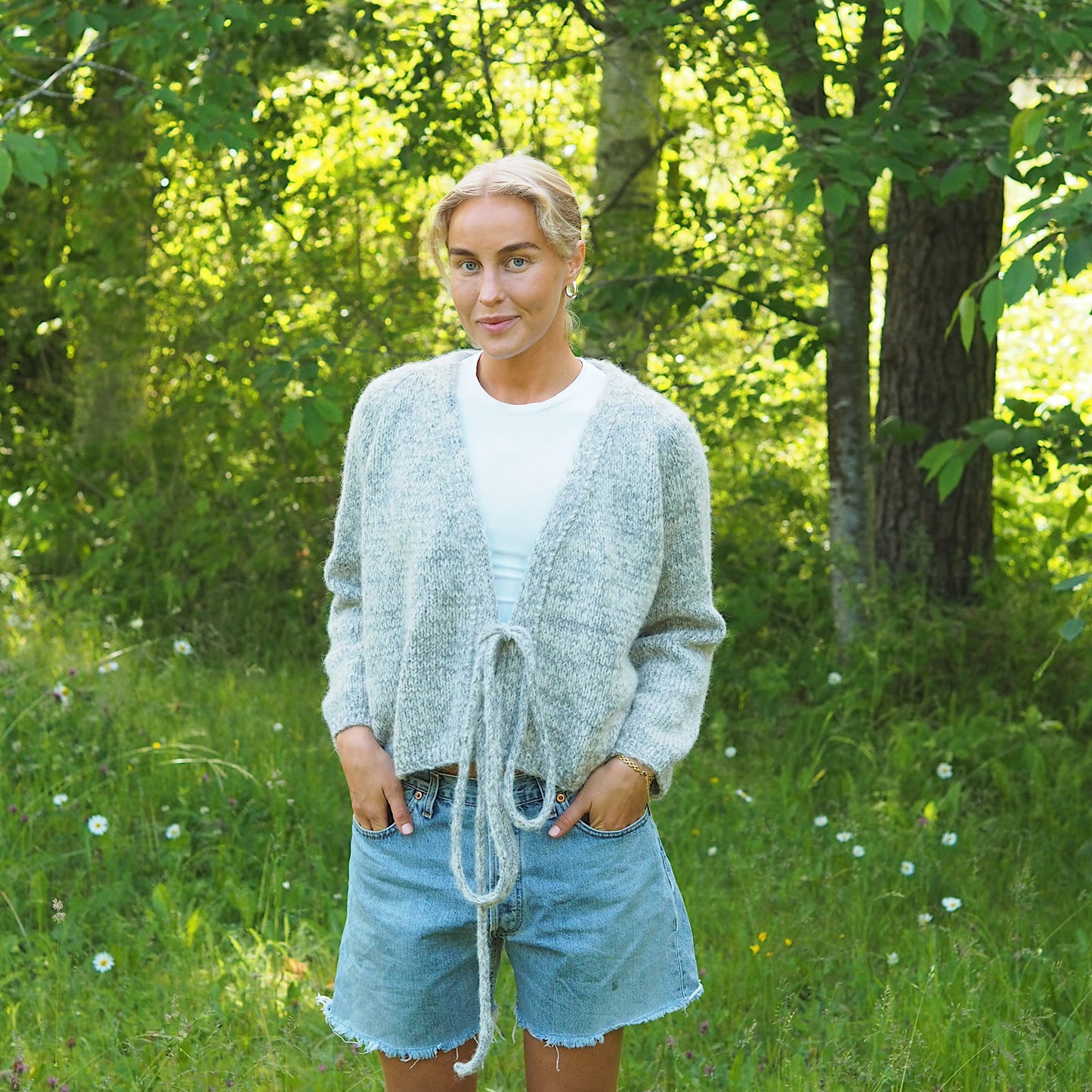 Strikk The Look: Hvitveis chunky omslagsjakke grå