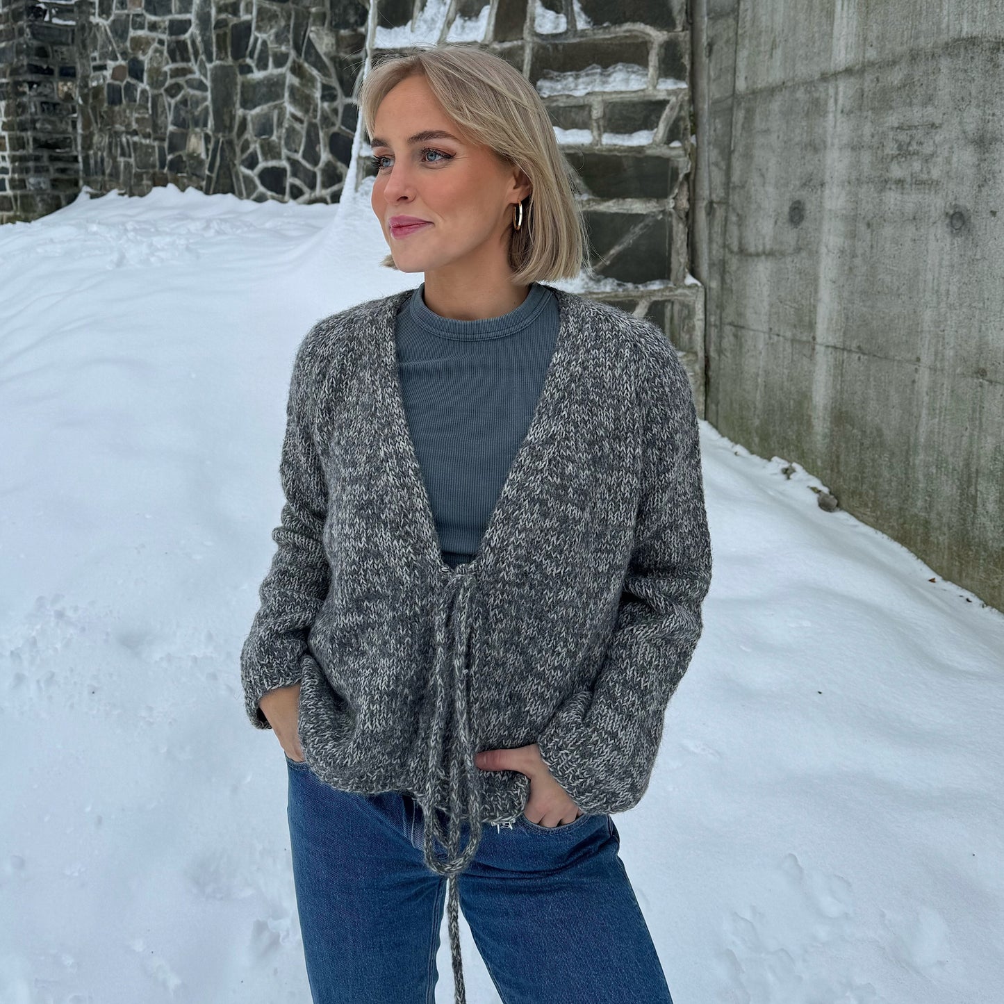 Strikk The Look: Hvitveis chunky omslagsjakke grå/koks