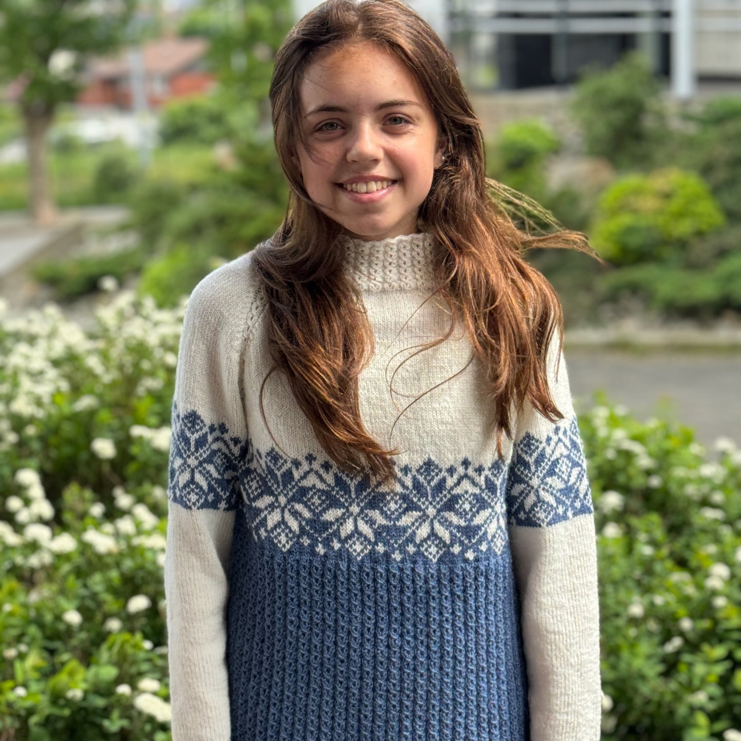 FERDIGSTRIKK: Lysefjord-genser barn denim 8/10år