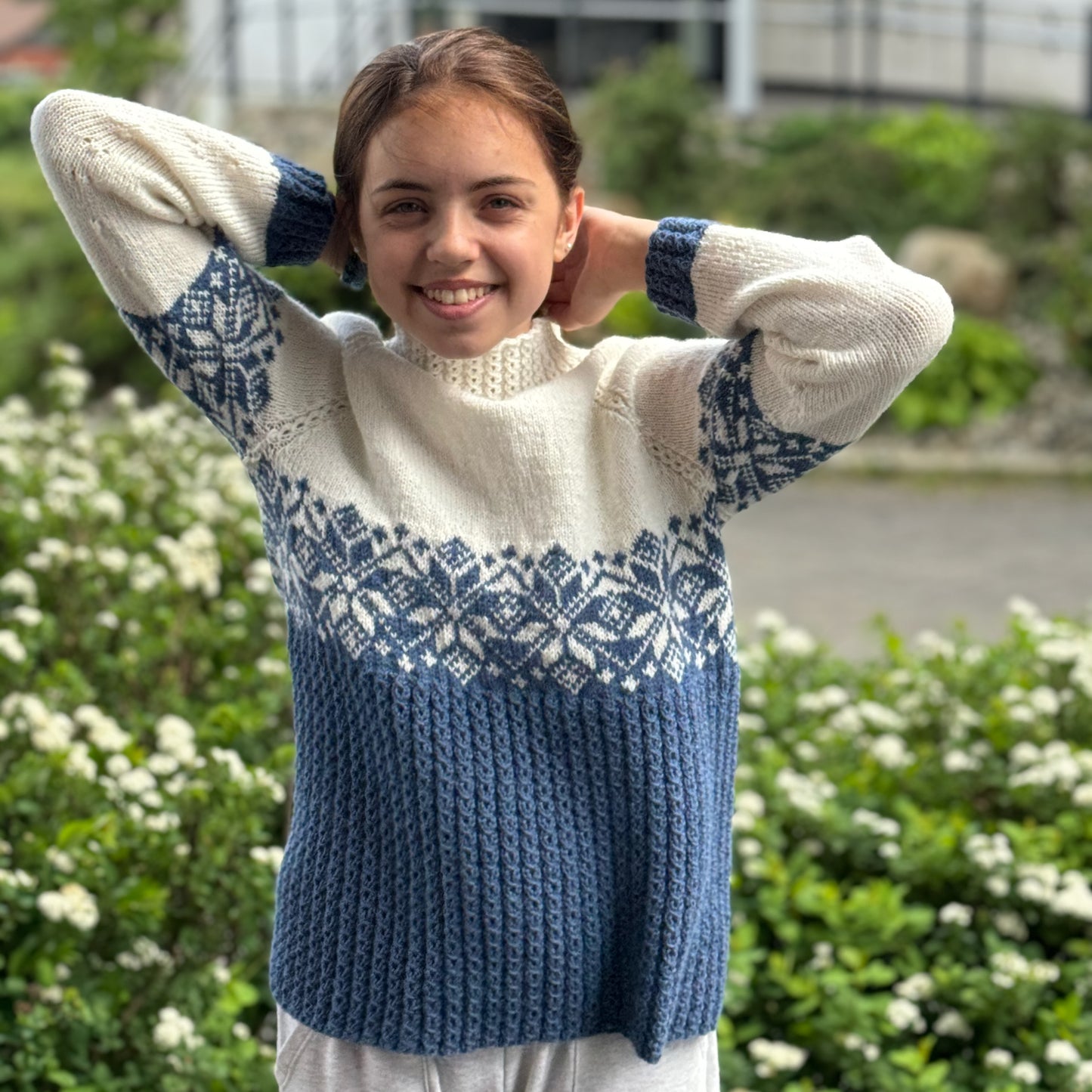 FERDIGSTRIKK: Lysefjord-genser barn denim 8/10år