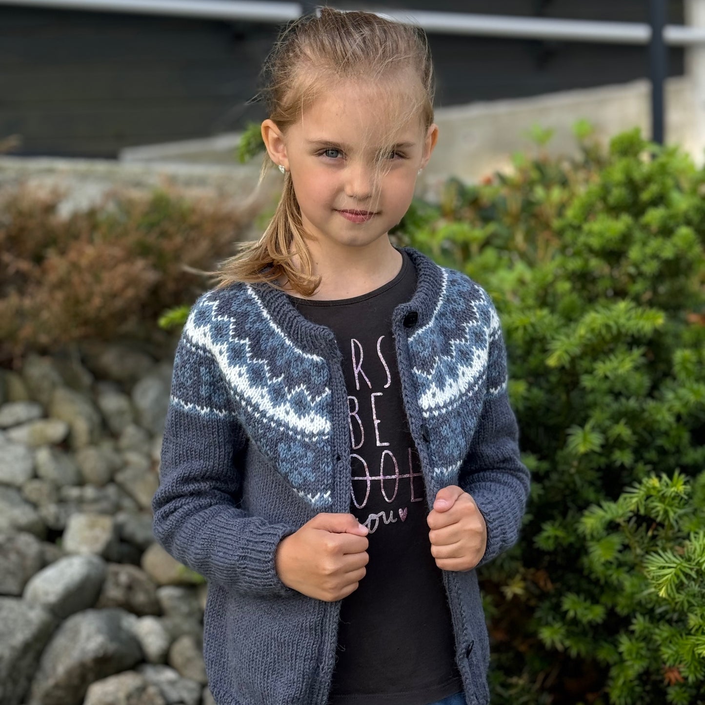 Strikk The Look: Ida-jakke barn gråblå