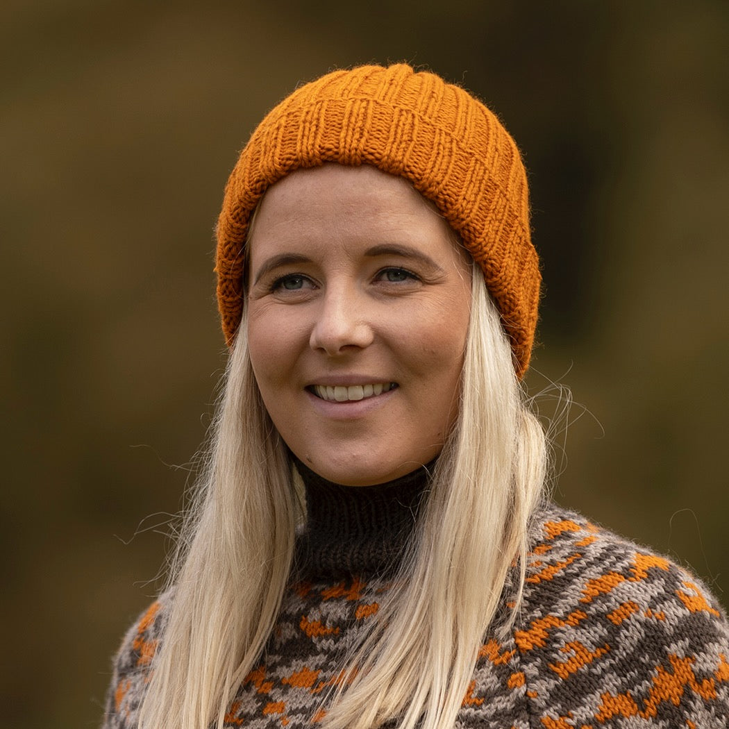 Strikk The Look: Alaska-lue brent oransje