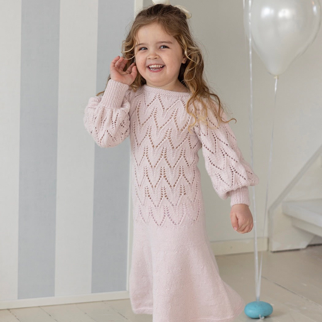 Strikk The Look: Tjøme-kjole pudderrosa