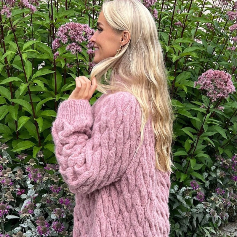 Strikk The Look: Aud-flettegenser rosa sløyfe