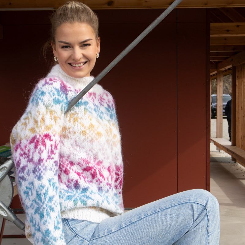 Strikk The Look: Carly-genser hvit- Blå/gul/rosa