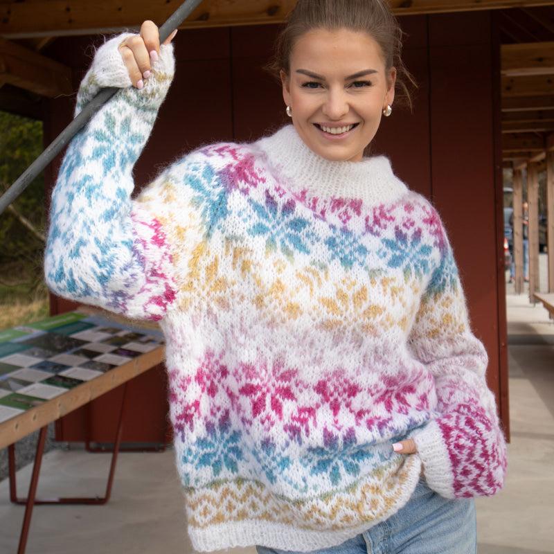 Strikk The Look: Carly-genser hvit- Blå/gul/rosa