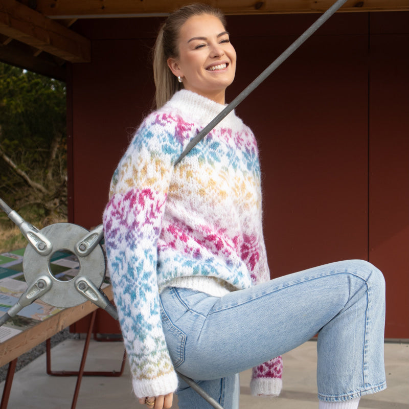 Strikk The Look: Carly-genser hvit- Blå/gul/rosa