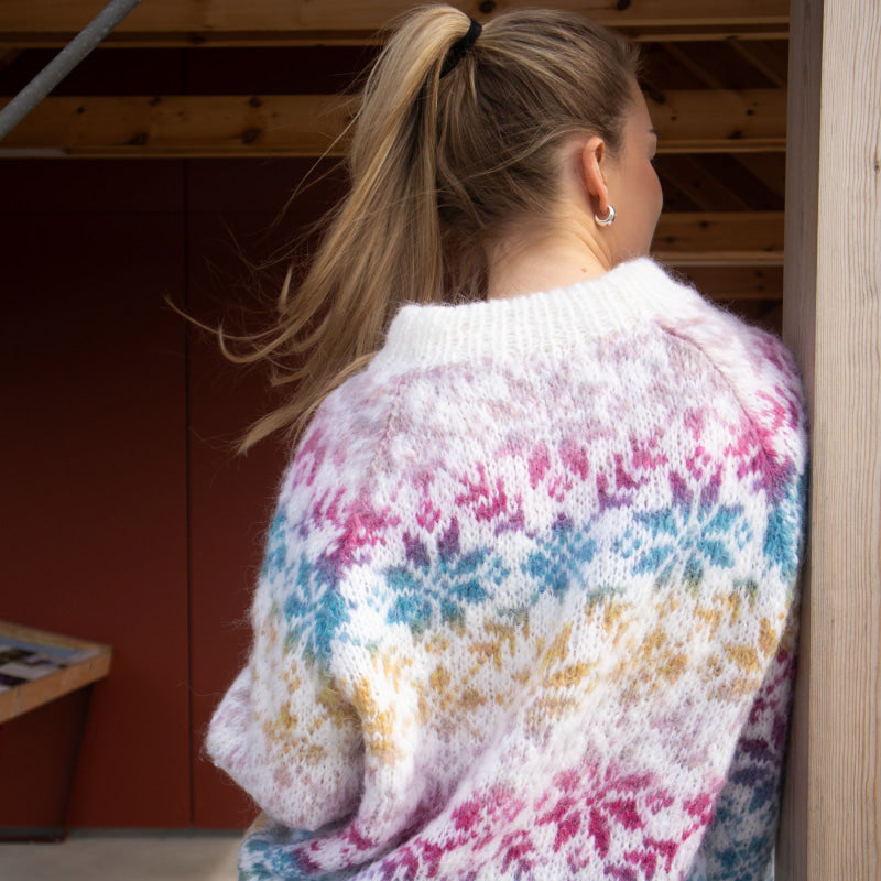 Strikk The Look: Carly-genser hvit- Blå/gul/rosa