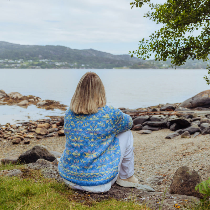 Strikk The Look: Carly-genser isblå