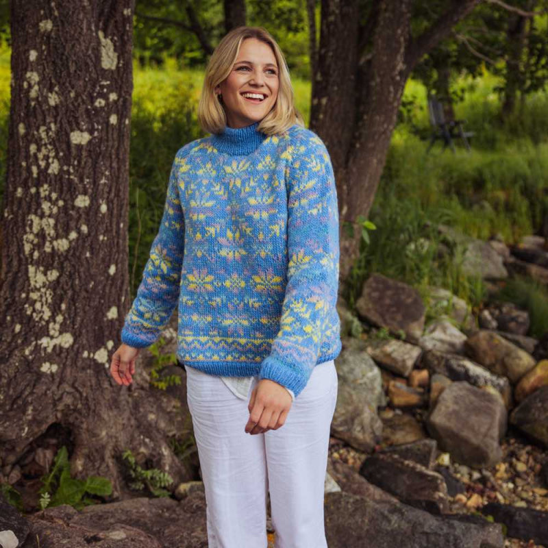 Strikk The Look: Carly-genser isblå
