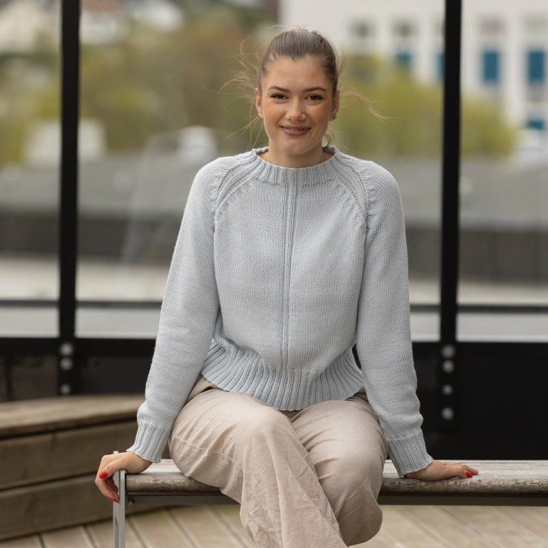 Strikk The Look: Field-genser lys gråblå