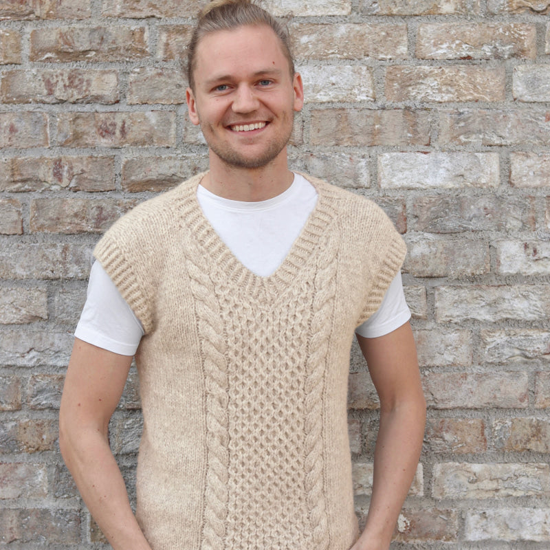 Strikk The Look: Herrevest med v-hals lys beige