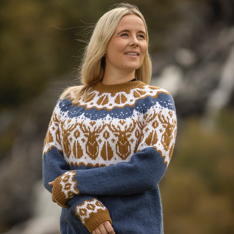 Strikk The Look: Hjorte-genser lys jeansblå