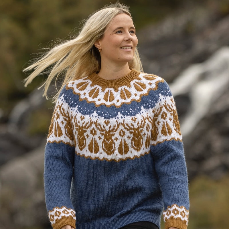 Strikk The Look: Hjorte-genser lys jeansblå