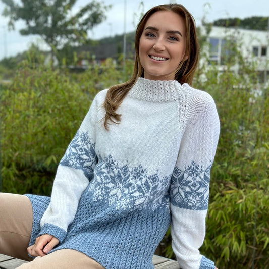 FERDIGSTRIKK: Lysefjord-genser lys denim M