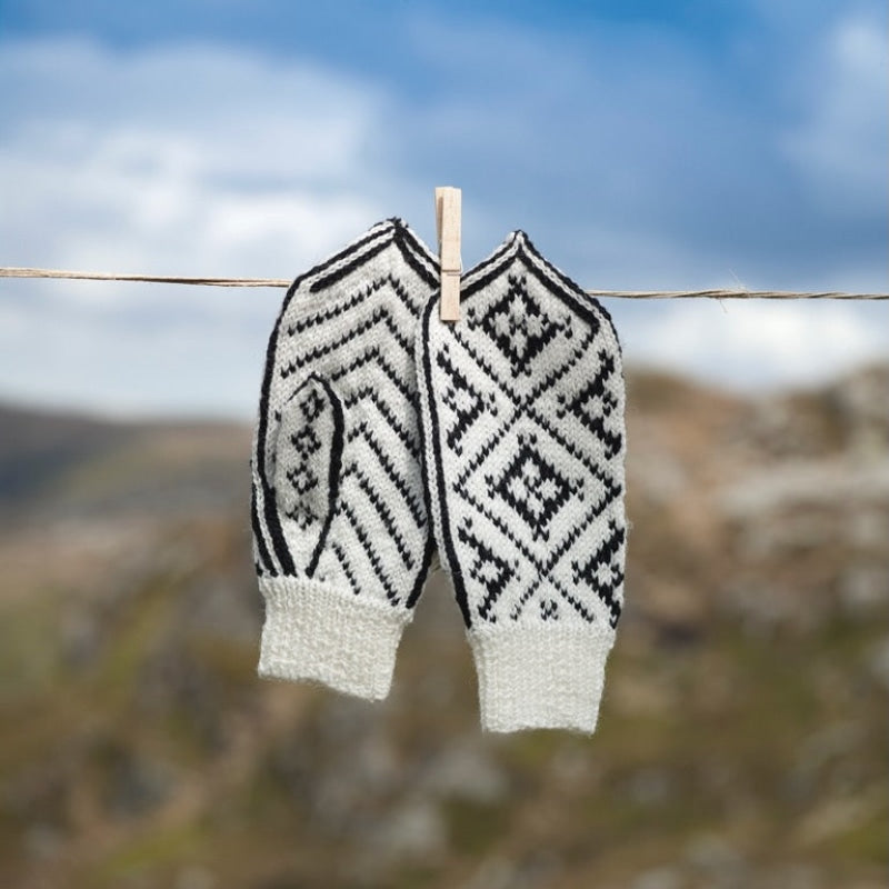 Strikk The Look: Stavseng-votter hvit/svart