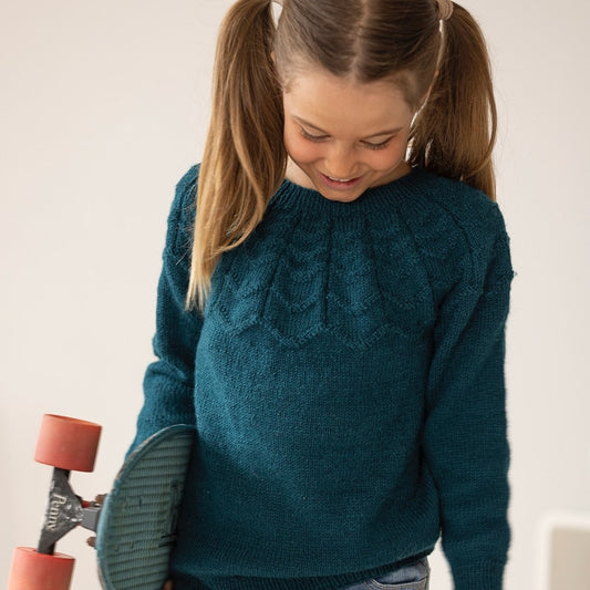 Strikk The Look: Wavey-genser mørk petrol