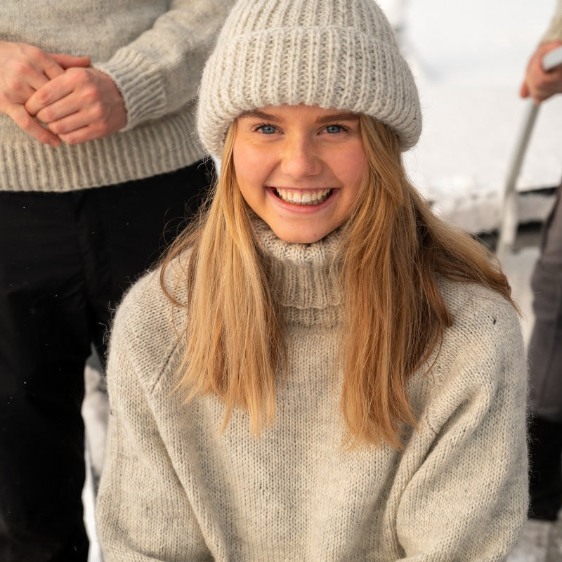 Strikk The Look: Ylfa-lue lys grå