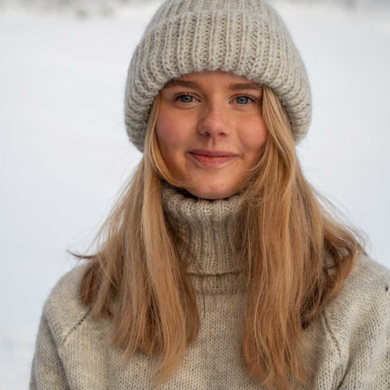 Strikk The Look: Ylfa-lue lys grå