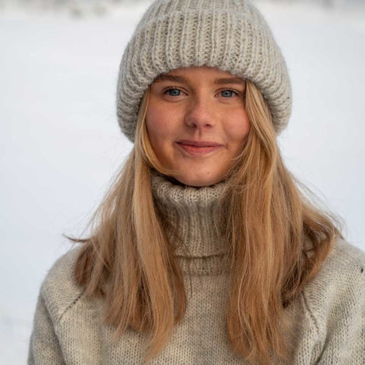 Strikk The Look: Ylfa-lue lys grå