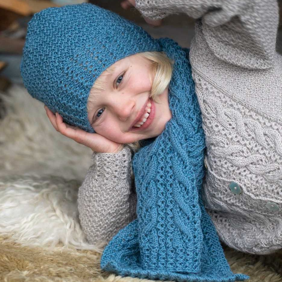 Strikk The Look: Rilja lue og skjerf denim