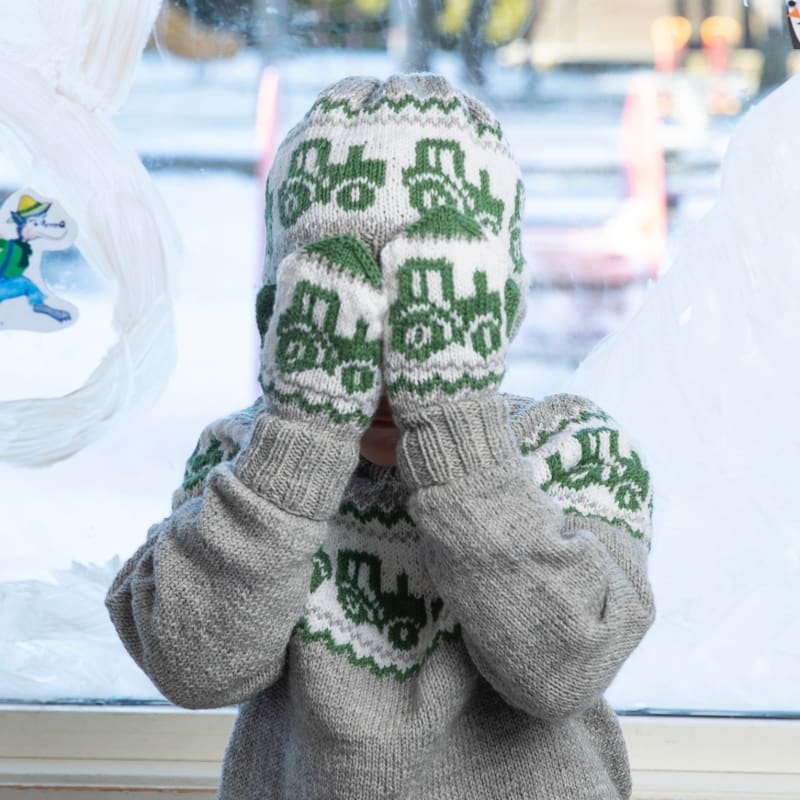 Strikk the look: Traktor lue og votter lys grå