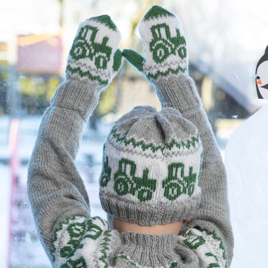 Strikk the look: Traktor lue og votter lys grå