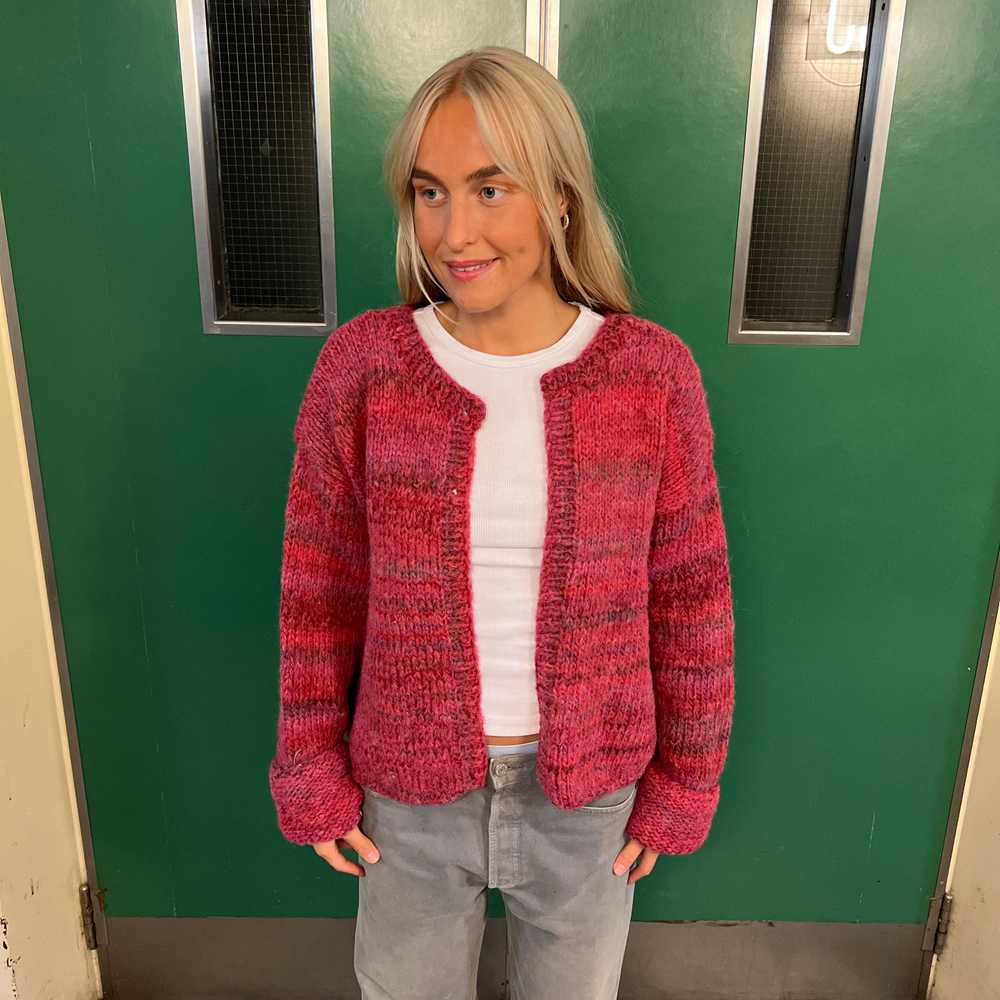 Strikk The look: Øyunn jakke rød