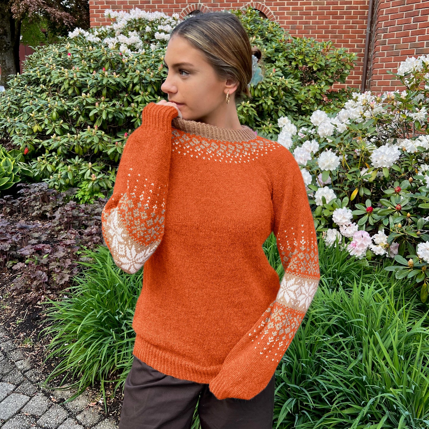 Strikk The Look: Erfjord-genseren oransje og kamel