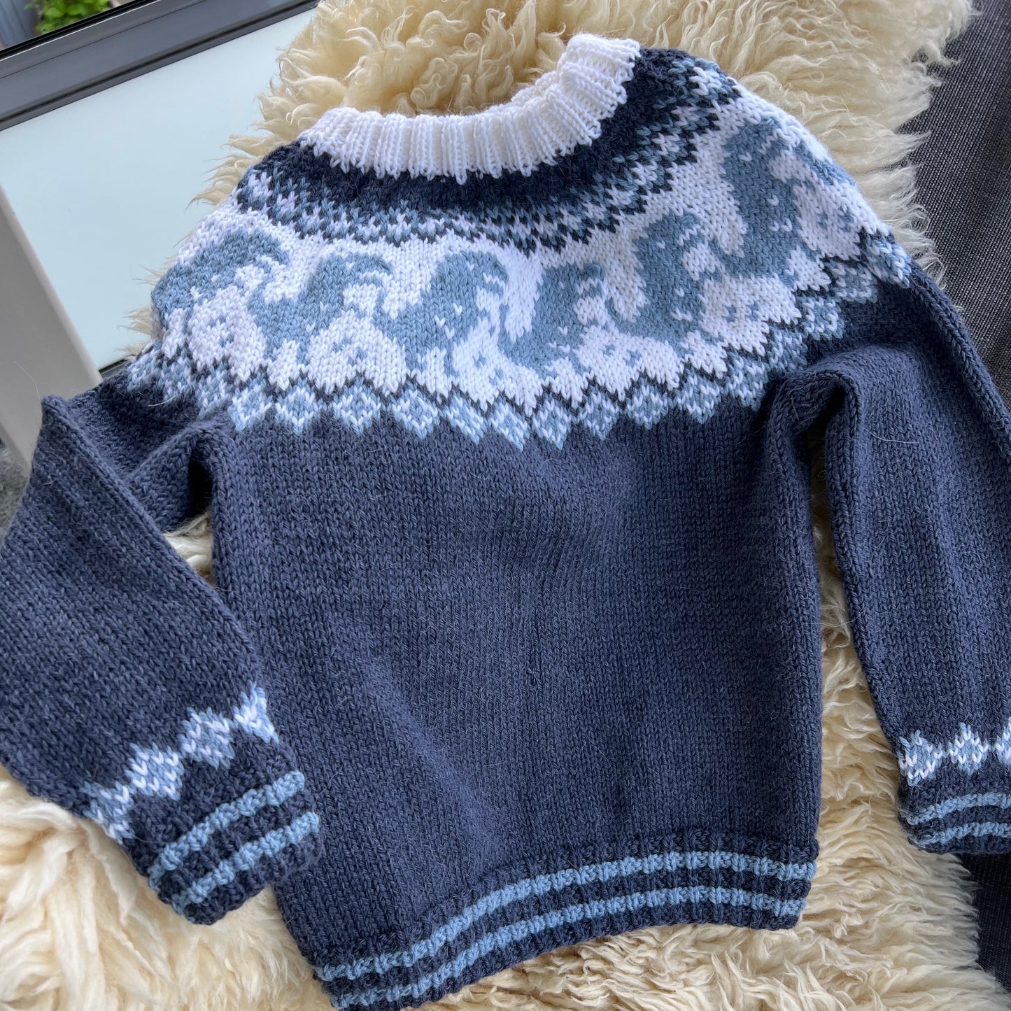 Strikk The Look: Dino-genser jeansblå