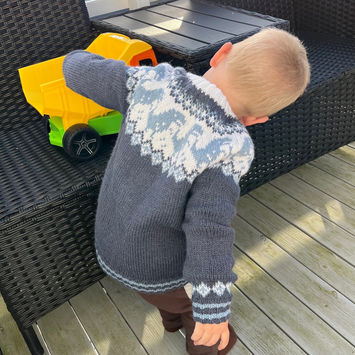 Strikk The Look: Dino-genser jeansblå