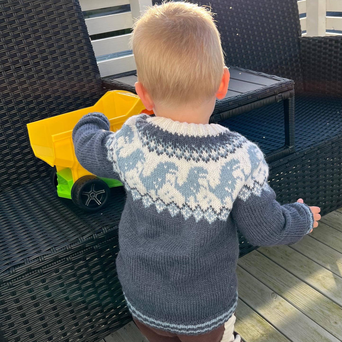 Strikk The Look: Dino-genser jeansblå