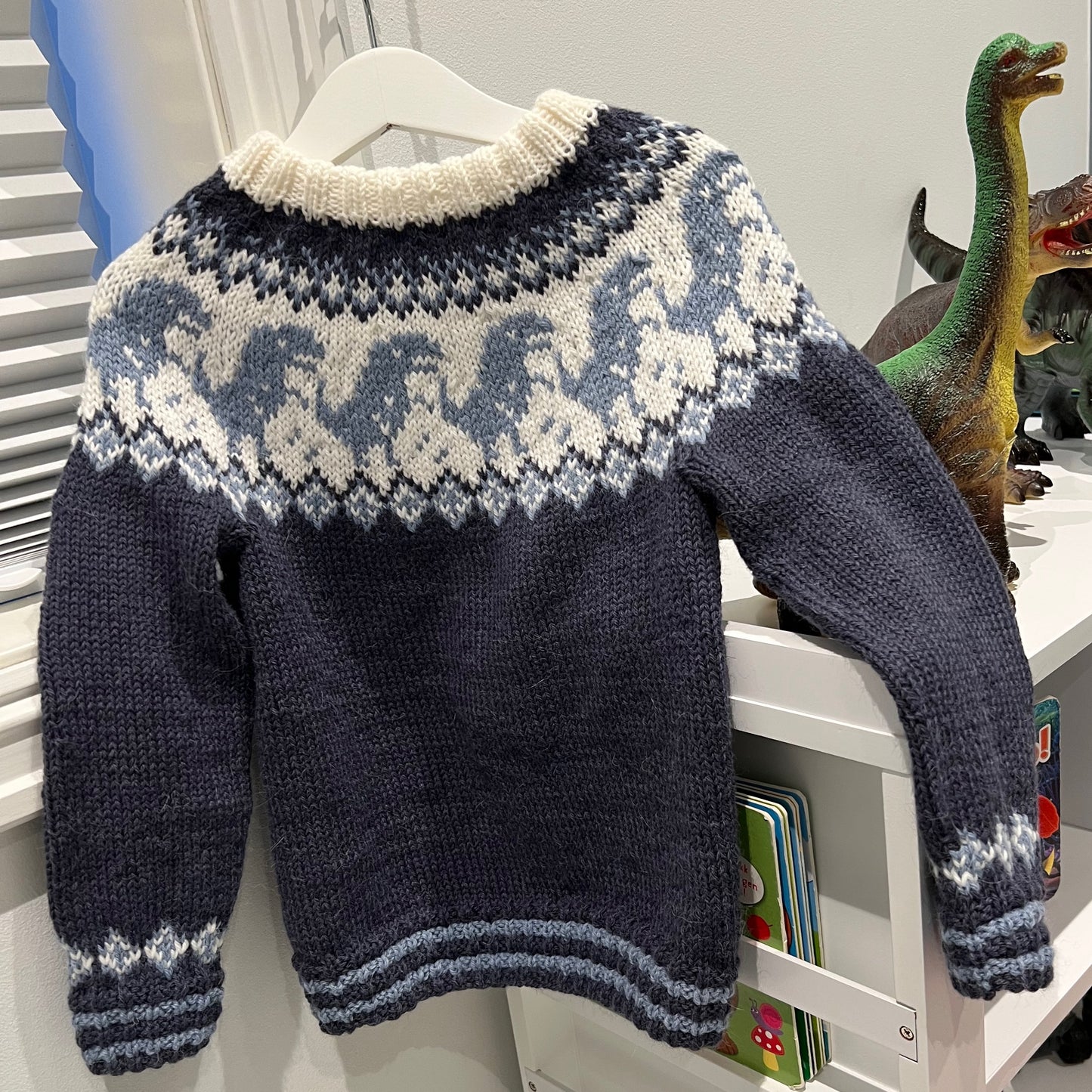 Strikk The Look: Dino-genser jeansblå