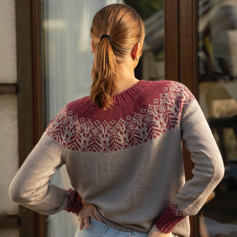 Strikk The Look: Blomma-genser grå/burgunder