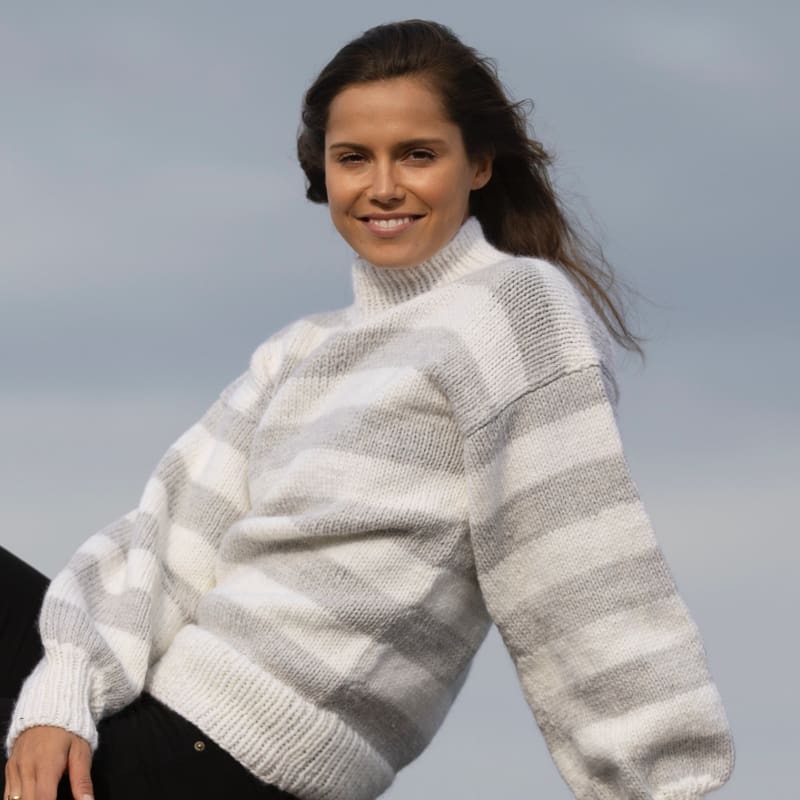 Strikk The Look: carina-genser grå/hvit