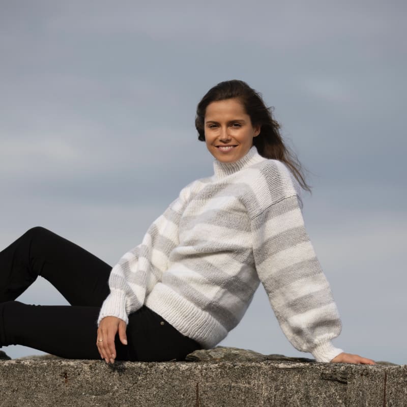 Strikk The Look: carina-genser grå/hvit