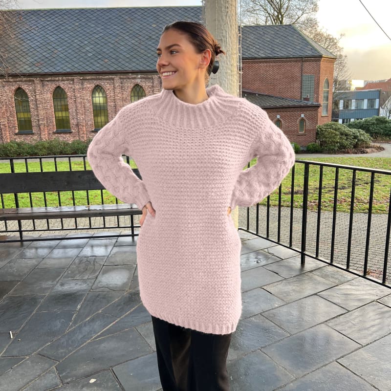 Strikk The Look: Chunky dream-genser lang pudderrosa