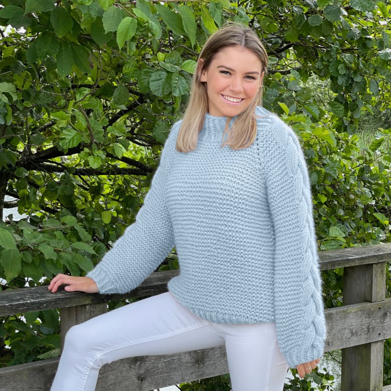 Strikk The Look: Chunky- flettegenser lys blå