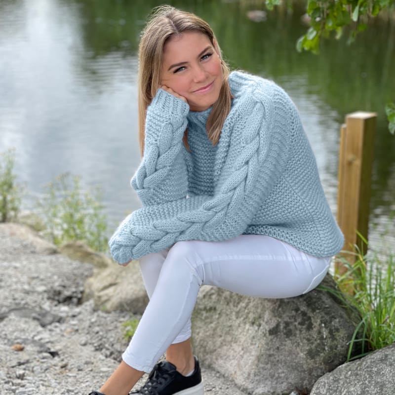 Strikk The Look: Chunky- flettegenser lys blå