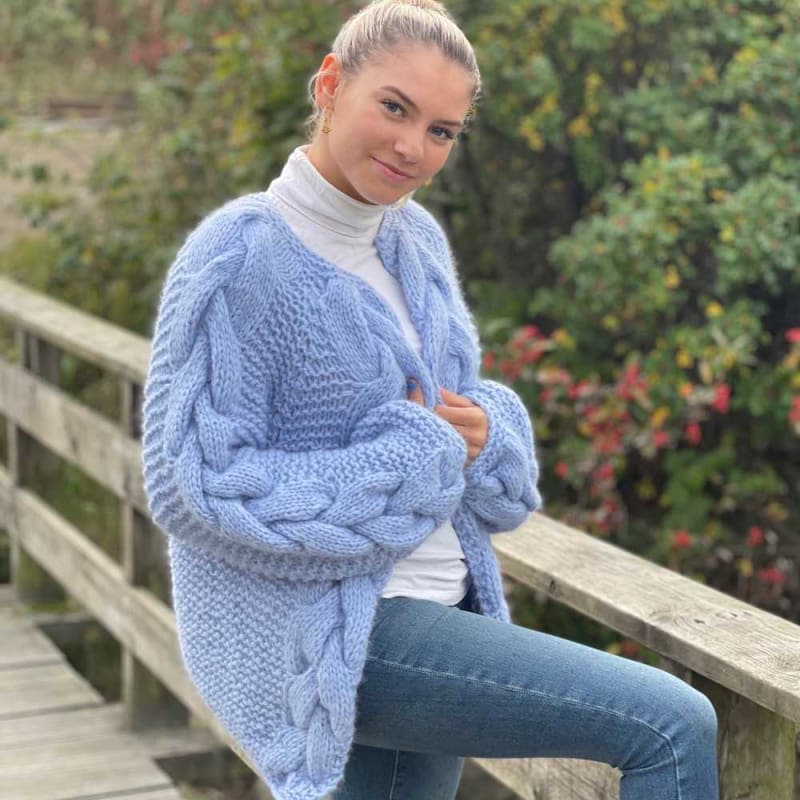 Strikk The Look: Chunky-flettejakke lys blå