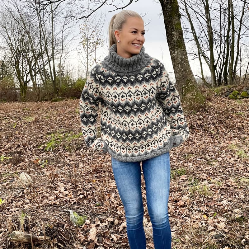 Strikk the Look: Drifa-genser dame grå/varm brun
