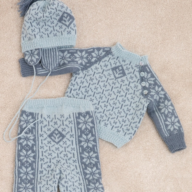 Strikk The Look: Ellinor genser, bukse og lue blå