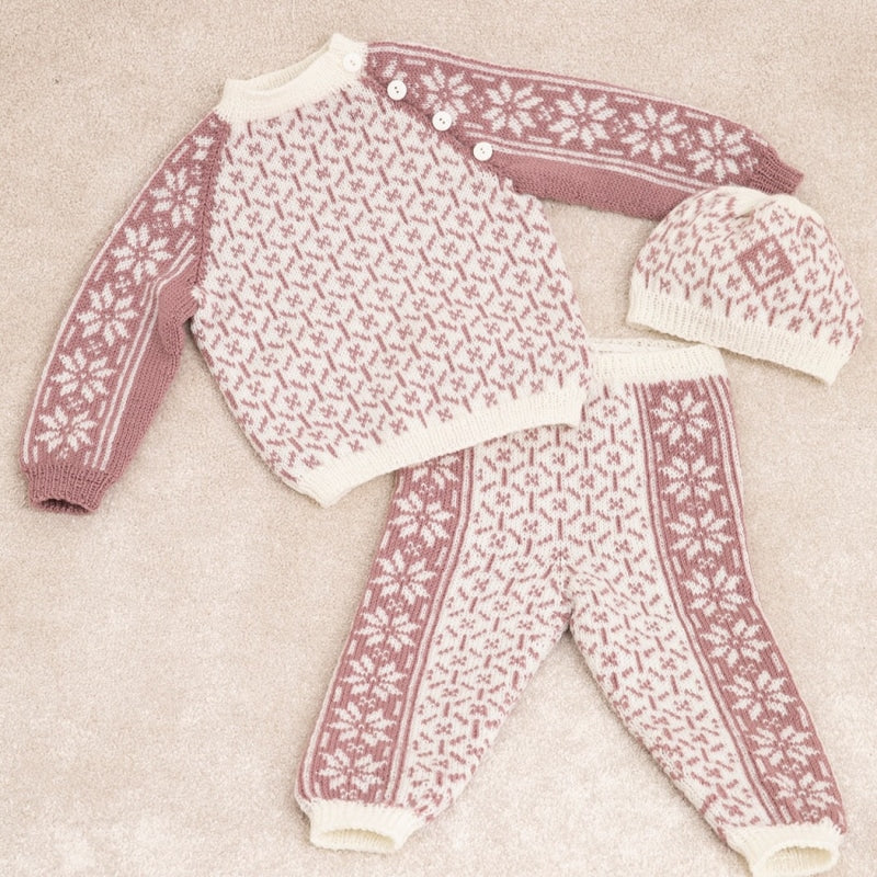 Strikk The Look: Ellinor genser, bukse og lue hvit/gammelrosa