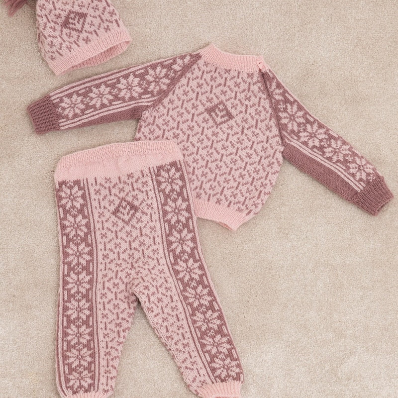 Strikk The Look Ellinor genser, bukse og lue rosa