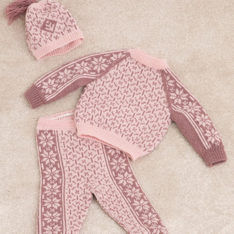 Strikk The Look Ellinor genser, bukse og lue rosa