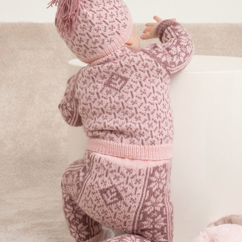 Strikk The Look Ellinor genser, bukse og lue rosa