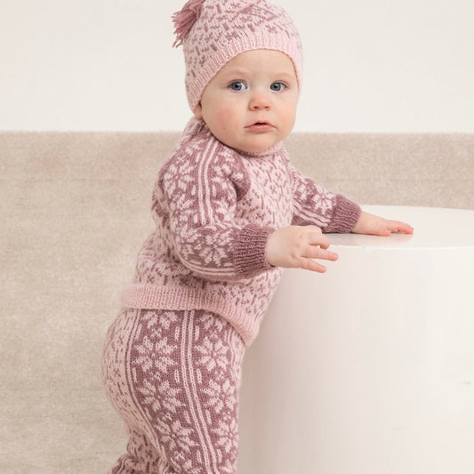 Strikk The Look Ellinor genser, bukse og lue rosa