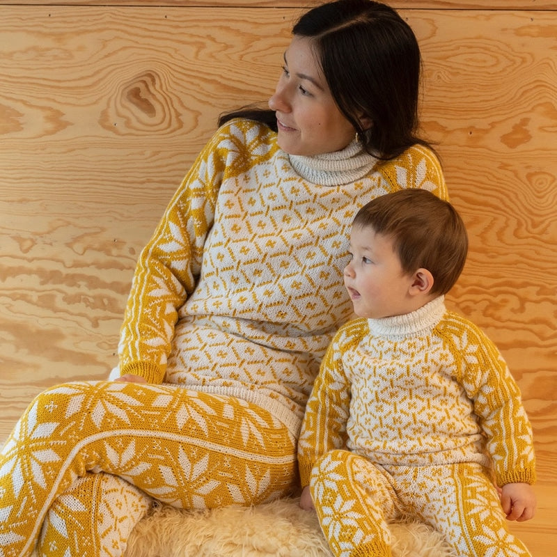 Strikk The Look: Ellinor genser og bukse gul Frøya