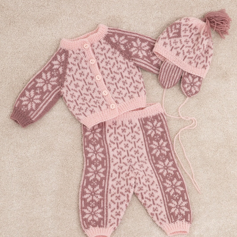 Strikk The Look: Ellinor jakke, bukse og lue rosa