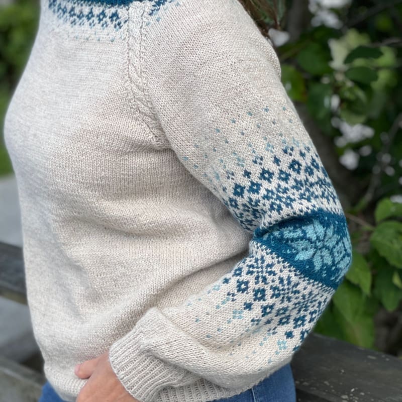 Strikk The Look: Erfjord-genseren beige / petrol